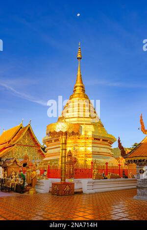 Temple bouddhiste Wat Phra That Doi Suthep avec des structures dorées ; Chiang Mai, province de Chiang Mai, Thaïlande Banque D'Images