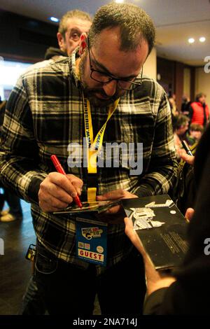 Rome, Italie. 12th févr. 2023. Jour de clôture de l'édition 36th de la Foire du vinyle 'MusicdayRoma' à l'Hôtel Mercury à Rome. Au coin de la réunion, présentation et conférence de presse du dernier CD de Muro del Canto intitulé 'Maestrale'. Le groupe de chant a signé son CD aux fans qui ont assisté à l'occasion. (Photo de Daniela Franceschelli/Pacific Press) Credit: Pacific Press Media production Corp./Alay Live News Banque D'Images