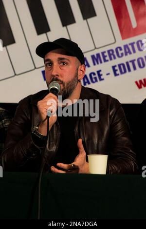 Rome, Italie, Italie. 12th févr. 2023. Jour de clôture de l'édition 36th de la Foire du vinyle 'MusicdayRoma' à l'Hôtel Mercury à Rome. Au coin de la réunion, présentation et conférence de presse du dernier CD de Muro del Canto intitulé 'Mastrale'. Le groupe de chant a signé son CD aux fans qui ont assisté à l'occasion. (Credit image: © Daniela Franceschelli/Pacific Press via ZUMA Press Wire) USAGE ÉDITORIAL SEULEMENT! Non destiné À un usage commercial ! Banque D'Images
