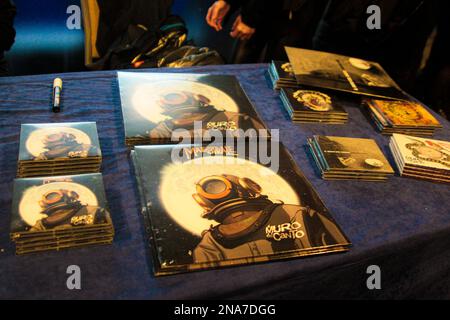 Rome, Italie, Italie. 12th févr. 2023. Jour de clôture de l'édition 36th de la Foire du vinyle 'MusicdayRoma' à l'Hôtel Mercury à Rome. Au coin de la réunion, présentation et conférence de presse du dernier CD de Muro del Canto intitulé 'Mastrale'. Le groupe de chant a signé son CD aux fans qui ont assisté à l'occasion. (Credit image: © Daniela Franceschelli/Pacific Press via ZUMA Press Wire) USAGE ÉDITORIAL SEULEMENT! Non destiné À un usage commercial ! Banque D'Images