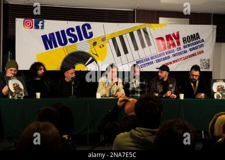 Rome, Italie, Italie. 12th févr. 2023. Jour de clôture de l'édition 36th de la Foire du vinyle 'MusicdayRoma' à l'Hôtel Mercury à Rome. Au coin de la réunion, présentation et conférence de presse du dernier CD de Muro del Canto intitulé 'Mastrale'. Le groupe de chant a signé son CD aux fans qui ont assisté à l'occasion. (Credit image: © Daniela Franceschelli/Pacific Press via ZUMA Press Wire) USAGE ÉDITORIAL SEULEMENT! Non destiné À un usage commercial ! Banque D'Images