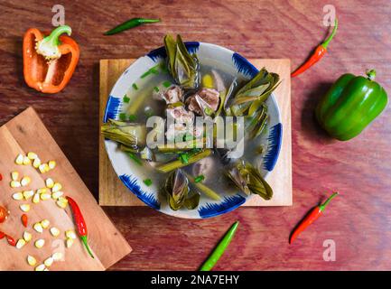 Soupe vietnamienne avec poisson et artichaut sur table en bois Banque D'Images