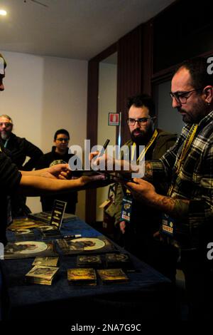 Rome, Italie, Italie. 12th févr. 2023. Jour de clôture de l'édition 36th de la Foire du vinyle 'MusicdayRoma' à l'Hôtel Mercury à Rome. Au coin de la réunion, présentation et conférence de presse du dernier CD de Muro del Canto intitulé 'Mastrale'. Le groupe de chant a signé son CD aux fans qui ont assisté à l'occasion. (Credit image: © Daniela Franceschelli/Pacific Press via ZUMA Press Wire) USAGE ÉDITORIAL SEULEMENT! Non destiné À un usage commercial ! Banque D'Images