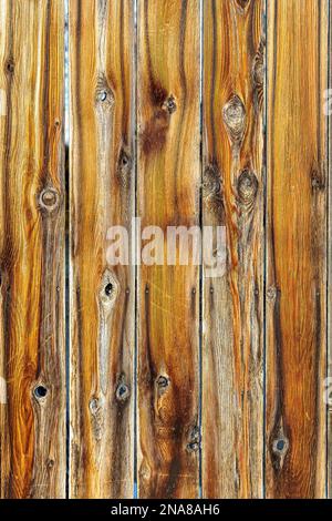 Texture en bois avec lignes verticales. Le fond d'une clôture en bois endommagé par le temps. Banque D'Images