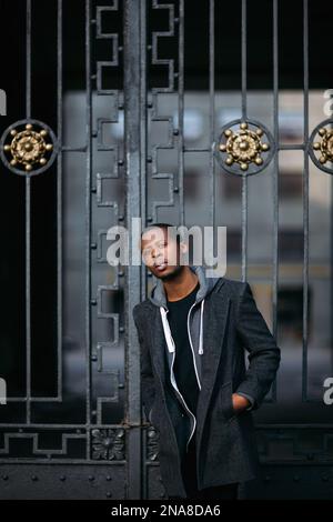 Homme noir suspect. La vie urbaine Banque D'Images