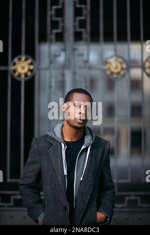 Homme douteux dans la rue. Expression faciale Banque D'Images