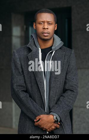 Homme afro-américain méfiant. Mode urbain Banque D'Images