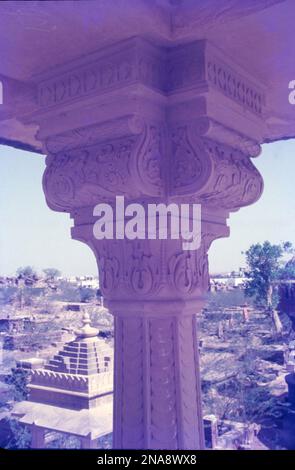 Les Chhatris de Bhuj ont été construits au XVIIIe siècle par le souverain Jadeja Rao Lakhpatji. La structure de ces monuments est un mélange unique de styles architecturaux Rajputana et Moghol. Ces structures de dôme en forme de parapluie sont des spécimens de fines sculptures dans le grès rouge. Un de ces groupes de cénotaphes exquis sculptés sont les Chhatardis de Bhuj, en Inde. Banque D'Images