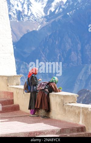 Touristes au monastère de Hemis sur le côté sud de la vallée de l'Indus à Ladakh, Jammu et Cachemire, Inde Banque D'Images