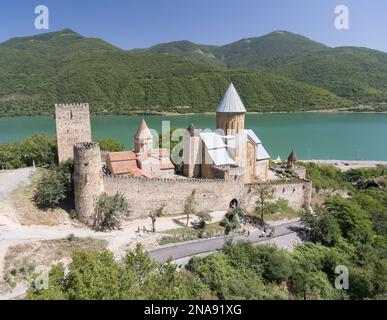 Le complexe forteresse d'Ananuri situé sur les rives de la rivière Aragvi en Géorgie ; Ananuri, Géorgie Banque D'Images