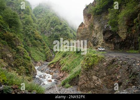 Un VUS blanc conduit la route dangereuse connue sous le nom de col d'Abano à Tusheti, Géorgie ; Tusheti, Géorgie Banque D'Images