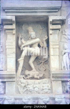 Temple de Brihadisvara, Thanjavur possède un important prakara à colonnades (couloir) et l'un des plus grands Shiva linga en Inde. Il est également célèbre pour la qualité de sa sculpture, ainsi que pour l'emplacement qui a commandé le laiton Nataraja, Shiva comme seigneur de la danse, au 11th siècle. Alors que le majestueux temple de Brihadeeswara à Thanjavur a été construit il y a 1000 ans. Banque D'Images