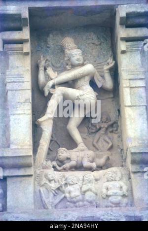 Temple de Brihadisvara, Thanjavur possède un important prakara à colonnades (couloir) et l'un des plus grands Shiva linga en Inde. Il est également célèbre pour la qualité de sa sculpture, ainsi que pour l'emplacement qui a commandé le laiton Nataraja, Shiva comme seigneur de la danse, au 11th siècle. Alors que le majestueux temple de Brihadeeswara à Thanjavur a été construit il y a 1000 ans. Banque D'Images