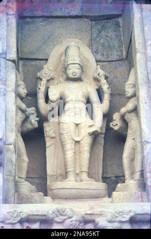 Temple de Brihadisvara, Thanjavur possède un important prakara à colonnades (couloir) et l'un des plus grands Shiva linga en Inde. Il est également célèbre pour la qualité de sa sculpture, ainsi que pour l'emplacement qui a commandé le laiton Nataraja, Shiva comme seigneur de la danse, au 11th siècle. Alors que le majestueux temple de Brihadeeswara à Thanjavur a été construit il y a 1000 ans. Banque D'Images