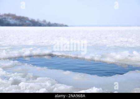 Trou de glace dans la rivière le jour d'hiver. Rituel de baptême Banque D'Images