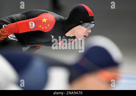 Tomaszow Mazowiecki, Pologne. 12th févr. 2023. Wang Shiwei, de Chine, participe à la compétition de la division B 1000m hommes le jour 3 de la coupe du monde de patinage de vitesse 2022-2023 de l'UIP à Tomaszow Mazowiecki, en Pologne, le 12 février 2023. Crédit : Jan Kowalski/Xinhua/Alay Live News Banque D'Images