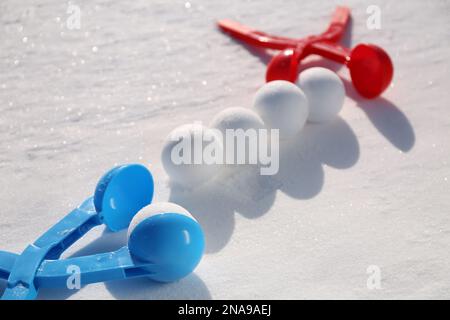 Boules de neige et outils en plastique à l'extérieur le jour de l'hiver Banque D'Images