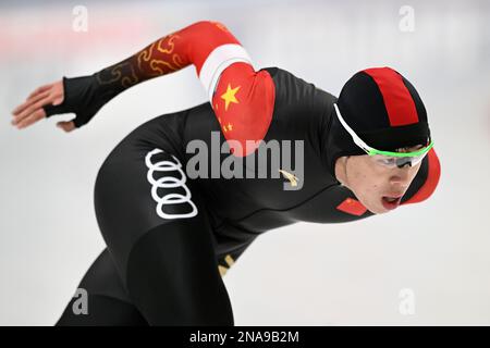 Tomaszow Mazowiecki, Pologne. 12th févr. 2023. Lian Ziwen, de Chine, participe à la compétition de la division A masculine de 1000m le jour 3 de la coupe du monde de patinage de vitesse 2022-2023 de l'UIP à Tomaszow Mazowiecki, en Pologne, le 12 février 2023. Crédit : Jan Kowalski/Xinhua/Alay Live News Banque D'Images