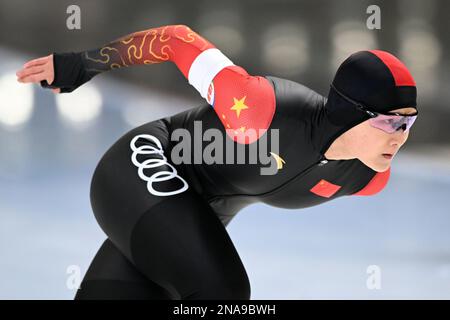 Tomaszow Mazowiecki, Pologne. 12th févr. 2023. Jin Jingzhu, de Chine, participe à la compétition de la division B 1000m pour femmes, le jour 3 de la coupe du monde de patinage de vitesse 2022-2023 de l'UIP, à Tomaszow Mazowiecki, en Pologne, le 12 février 2023. Crédit : Jan Kowalski/Xinhua/Alay Live News Banque D'Images