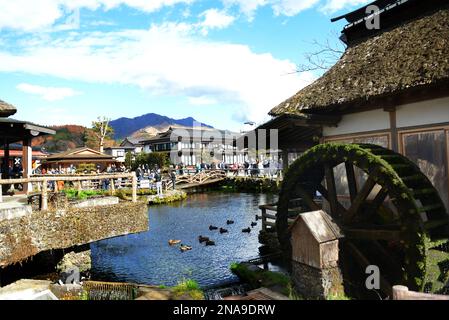 Oshino Hakkai village dans la préfecture de Yamanashi, Japon. Banque D'Images