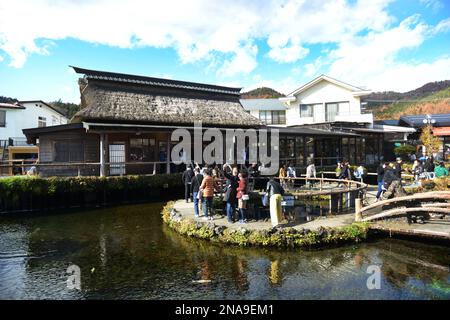 Oshino Hakkai village dans la préfecture de Yamanashi, Japon. Banque D'Images