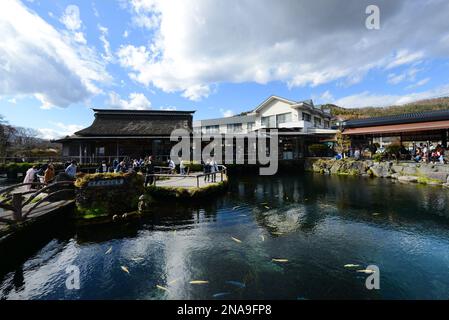 Oshino Hakkai village dans la préfecture de Yamanashi, Japon. Banque D'Images