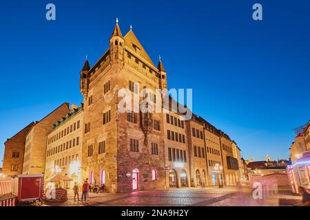 Marché principal de Nuremberg à l'heure bleue ; Nuremberg, Franconie, Bavière, Allemagne Banque D'Images