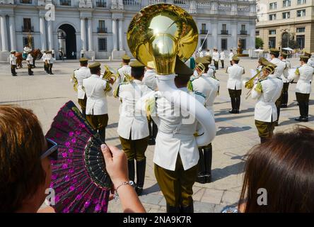 Groupe militaire en uniforme jouant un concert hebdomadaire le samedi à Plaza de la Moneda ; Santiago du Chili, Chili Banque D'Images