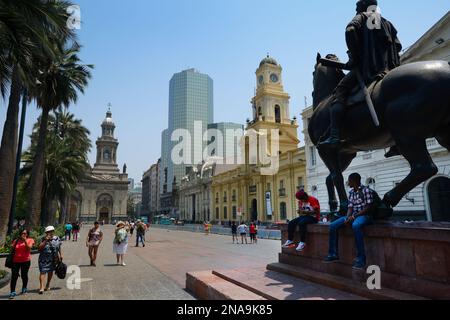 Plaza de Armas avec un contraste d'architecture ancienne et nouvelle à Santiago, Chili ; Santiago de Chile, Chili Banque D'Images