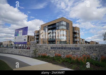 Photo du dossier datée du 23/08/22 de nouvelles maisons en construction à Kilcarbery Grange à Dublin. Les nouvelles locations en Irlande au cours des trois derniers mois de l'année dernière ont été en moyenne de 13,7% plus élevées qu'au cours de la même période en 2021, le dernier rapport de location de Daft.ie montre. Le rapport du quatrième trimestre 2022 du site immobilier indique que le loyer moyen sur le marché national entre octobre et décembre était de 1 733 euros par mois, en hausse de 2,7% par rapport au troisième trimestre de l'année et de 126% par rapport au plus bas de 765 euros à la fin de 2011. Date de publication : lundi 13 février 2023. Banque D'Images