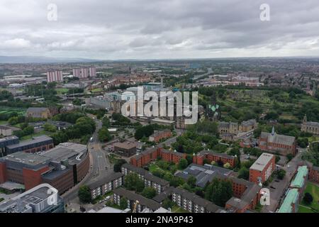 Photo du dossier datée du 29/07/20 d'une vue aérienne de Glasgow alors que des réformes de planification, selon les ministres, aideront à construire une « Écosse plus juste et plus verte » sont entrées en vigueur. Le gouvernement écossais a déclaré que les projets qui renverseront d'anciens sites industriels ou abandonnés à l'utilisation communautaire seront plus susceptibles d'être approuvés après l'introduction du quatrième cadre national de planification (NPF4). Date de publication : lundi 13 février 2023. Banque D'Images