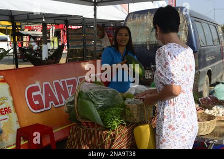 Marché communautaire de week-end à Takeo, Phnom Penh, Cambodge. Un projet cambodgien VISE, financé par le FIDA, à accroître les rendements des petites exploitations agricoles au Cambodge. Banque D'Images