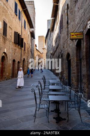 Nonne dans la vieille ville historique de San Gimignano, Italie ; San Gimignano, Toscane, Italie Banque D'Images