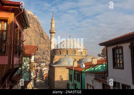 Afyonkarahisar, Turquie, 20 janvier 2023 : rue avec pouf turc traditionnel maisons dans la vieille ville d'Afyonkarahisar. Afyonkarahisar paysage urbain Afyon ca Banque D'Images