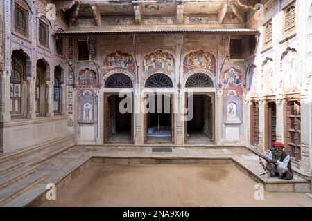 Musicien jouant dans la cour d'un Haveli peint à Nawalgarh, Shekawati, Rajasthan, Inde Banque D'Images