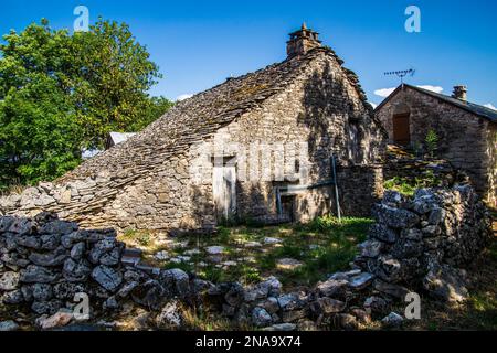 Une belle photo de vieilles maisons en pierre dans le Jas à Chanac, Lozère, France, Europe Banque D'Images