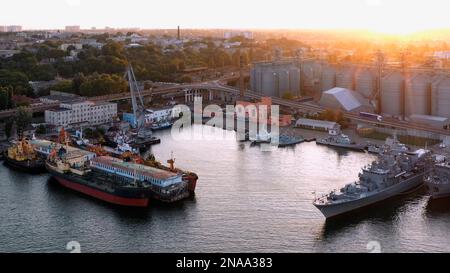 Vue aérienne par drone des navires du port maritime d'Odessa. Coucher de soleil en soirée. Banque D'Images