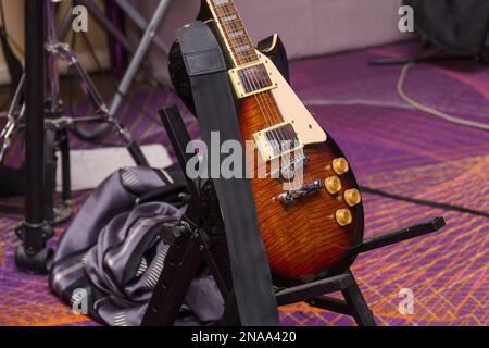 Guitare électrique sur un stand dans la salle de répétition Banque D'Images