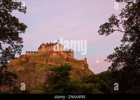 Château d'Édimbourg au crépuscule avec la lune ; Édimbourg, Écosse Banque D'Images