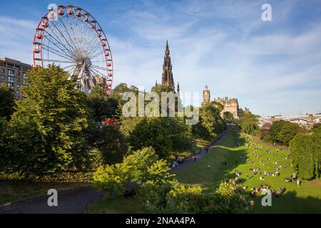 Les visiteurs de la ville s'assoient dans les jardins de Princes Street dans le centre-ville d'Édimbourg, en Écosse, et à Édimbourg, en Écosse Banque D'Images