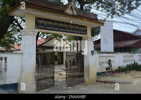 Enfants jouant dans le terrain scolaire cambodgien à Phnom Penh, au Cambodge Banque D'Images