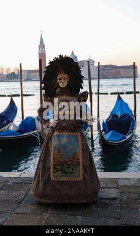 Venise, Italie. 13th février 2023. Les fêtards portant des costumes traditionnels de carnaval et des masques, ainsi que les touristes, se rendent à Venise pour le Carnaval de Venise. Crédit : Carolyn Jenkins/Alay Live News Banque D'Images