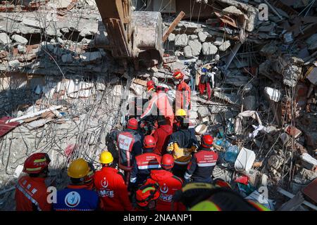 (230213) -- ANTAKYA, 13 février 2023 (Xinhua) -- des sauveteurs chinois et turcs effectuent des opérations de sauvetage sur des débris de tremblement de terre à Antakya dans la province sud de Hatay, T¨¹rkiye, 12 février 2023. Un survivant a été sauvé des débris à Antakya, T¨¹rkiye, par des sauveteurs chinois et locaux dimanche après-midi, 150 heures après le séisme a frappé la région. (Photo de Mustafa Kaya/Xinhua) Banque D'Images