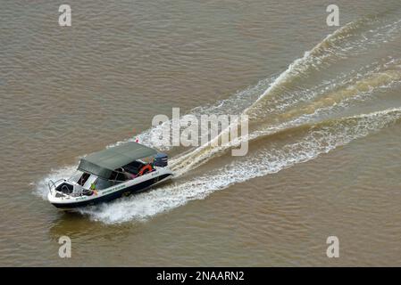 Saigon, Vietnam - 11 février 2023. Bateau à moteur à vitesse sur le fleuve Saigon. Saigon (Ho Chi Minh ville) est le plus grand et le plus dynamique des finances et des econo Banque D'Images