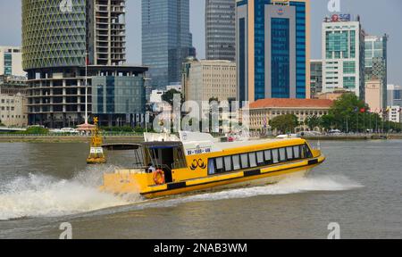 Saigon, Vietnam - 11 février 2023. Bateau à moteur à vitesse sur le fleuve Saigon. Saigon (Ho Chi Minh ville) est le plus grand et le plus dynamique des finances et des econo Banque D'Images