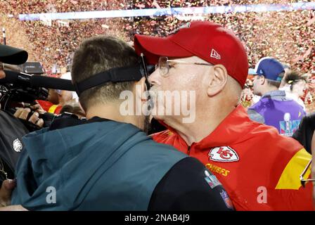 Glendale, États-Unis. 11th févr. 2023. Andy Reid, entraîneur-chef des chefs de Kansas City, console Nick Sirianni, entraîneur-chef des aigles de Philadelphie, après avoir remporté le Super Bowl LVII 38-35 au State Farm Stadium de Glendale, Arizona, le dimanche, 12 février 2023. Photo de John Angelillo/UPI crédit: UPI/Alay Live News Banque D'Images