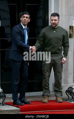 Le Premier ministre Rishi Sunak accueille le président ukrainien, Volodymyr Zelensky, au numéro 10 Downing Street à Londres, en Angleterre. Banque D'Images