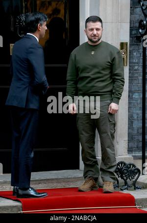 Le Premier ministre Rishi Sunak accueille le président ukrainien, Volodymyr Zelensky, au numéro 10 Downing Street à Londres, en Angleterre. Banque D'Images