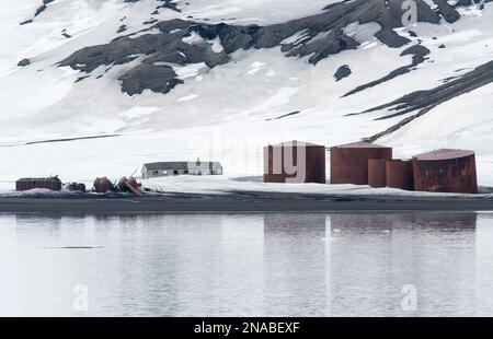 Ruines de l'ancienne station baleinière de Port Foster, Whalers Bay, îles Shetland du Sud, Antarctique ; îles Shetland du Sud, Antarctique Banque D'Images