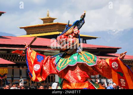 Un interprète en costume fait une danse Cham au festival bhoutanais Paro Tshechu dans Paro Dzong, un monastère et une forteresse à Paro, Bhoutan Banque D'Images